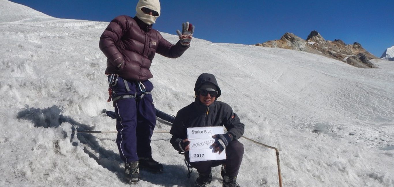 new stake installed on Yala Glacier-1366x650