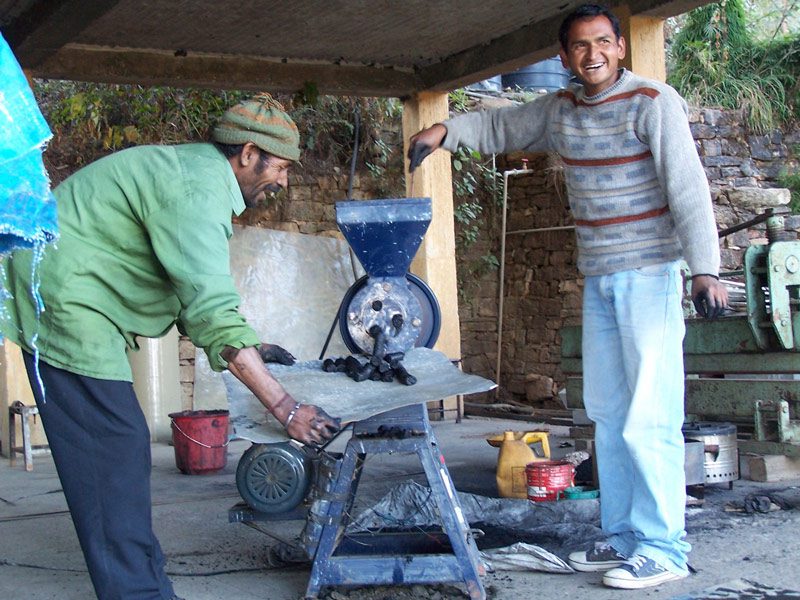 Making fuel briquettes with residual charcoal